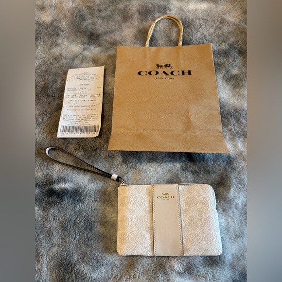 Coach Ivory Wristlet with Strap. New with tags - Picture 1 of 4